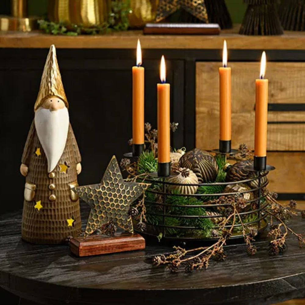 Adventsgesteck aus schwarzem Metall mit vier Kerzenhaltern