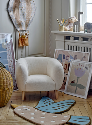 Bunte Kinderzimmer-Illustration im Kiefernrahmen