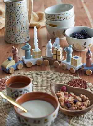 Bunter Geburtstagszug aus FSC®-Holz