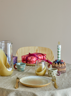 Blaue Steingut-Tasse mit handbemalten Wolken