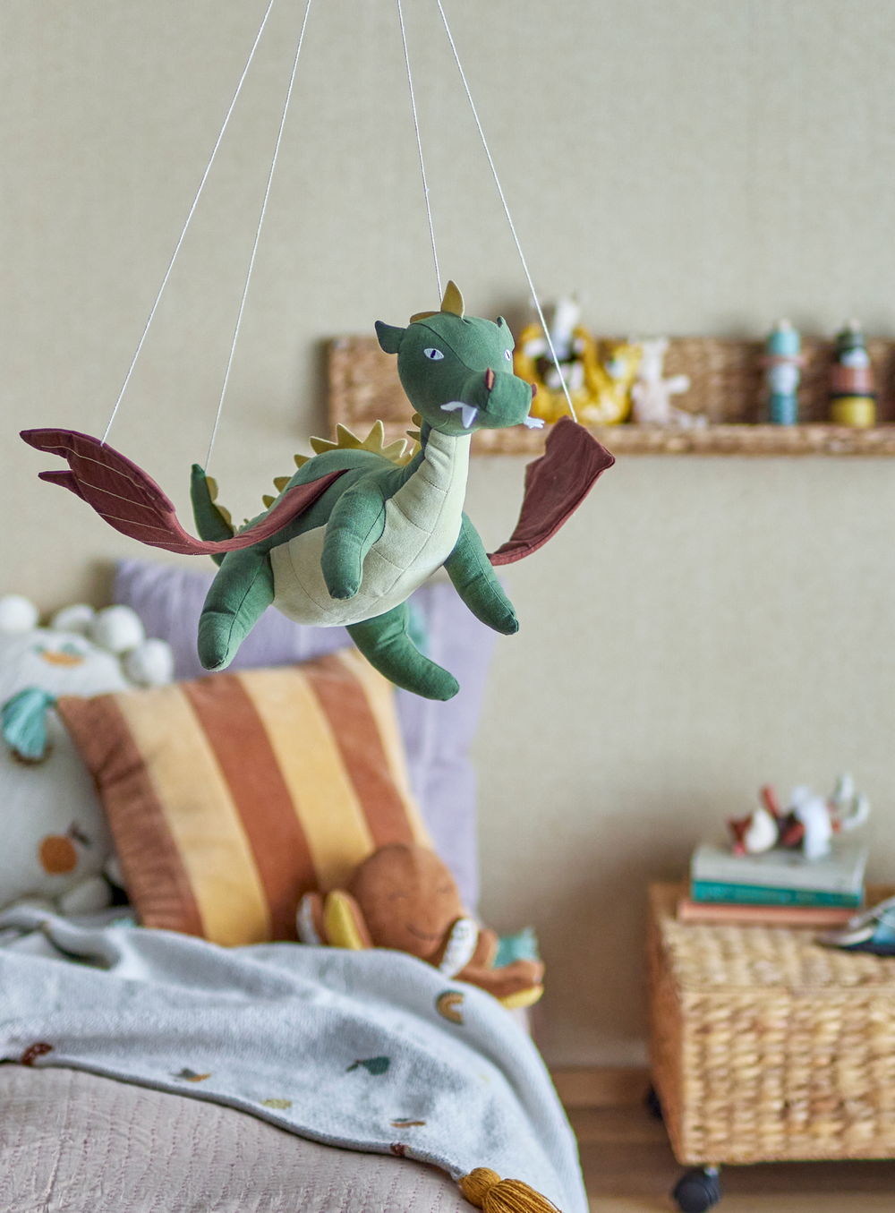 Grünes Drachen-Mobile aus Leinen