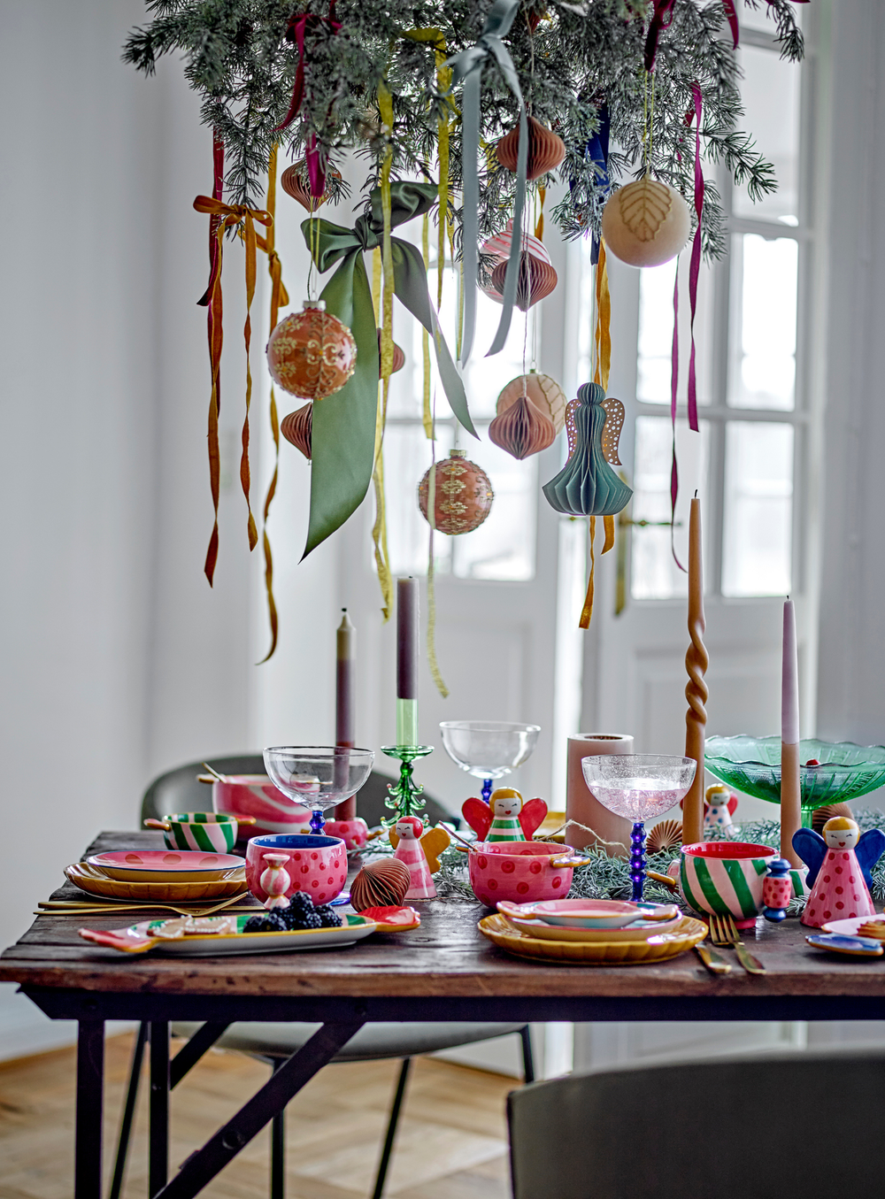 Engelsfiguren in bunt aus Steingut