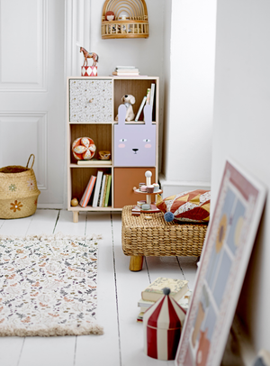 Bunte Kinderzimmer-Illustration im Kiefernrahmen