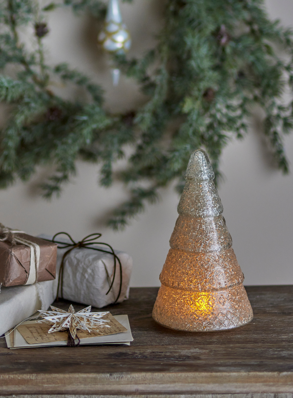 Deko-Weihnachtsbaum in weiß aus recyceltem Glas