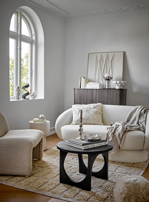 Bouclé-Loungesessel in Natur mit skulpturaler Form