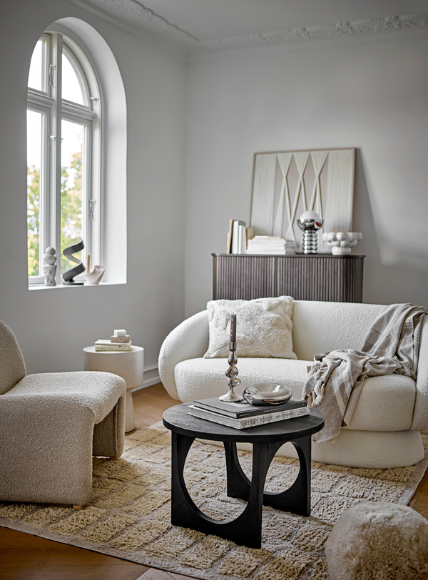 Bouclé-Loungesessel in Natur mit skulpturaler Form