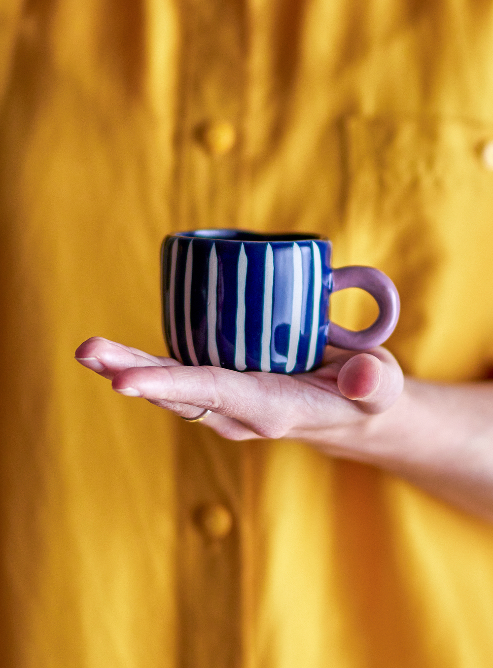 Handbemalte Steingut-Tasse mit Streifen und rosafarbenem Henkel