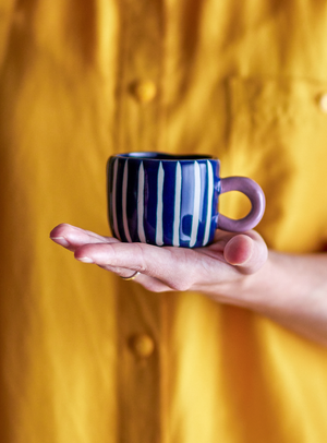 Handbemalte Steingut-Tasse mit Streifen und rosafarbenem Henkel