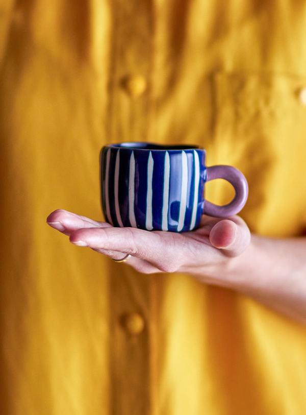 Handbemalte Steingut-Tasse mit Streifen und rosafarbenem Henkel