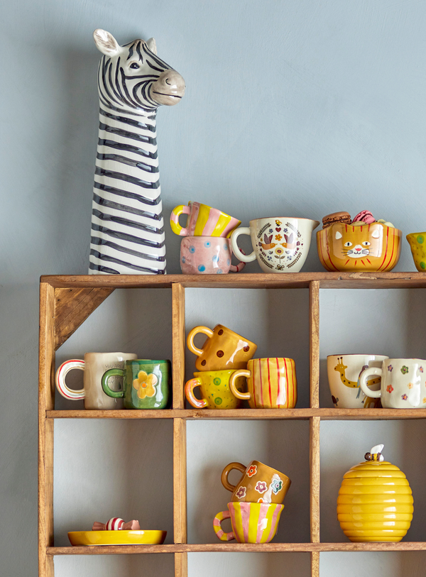 Bunte Steingut-Tasse mit handgemalten Blumen