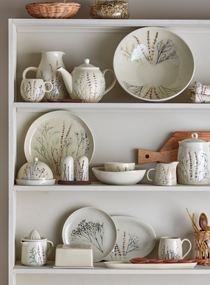 Butterdose aus Steingut mit handdekorierten Blumen