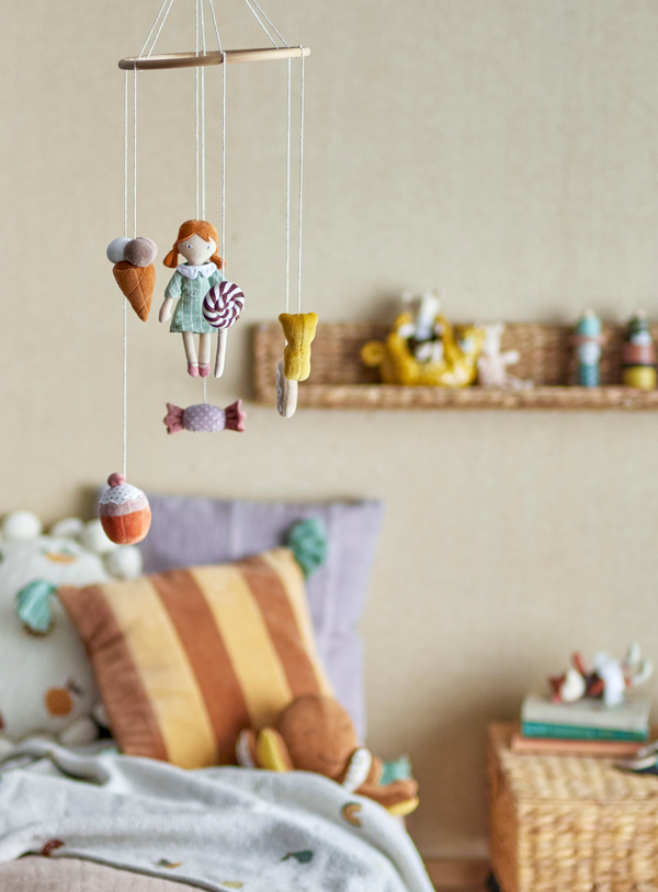 Baumwoll-Mobile in Braun mit Mädchen- und Bonbonmotiven