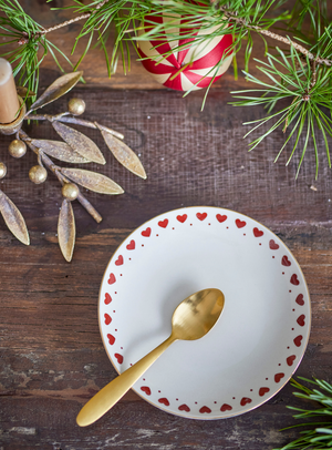 Herzmotiv-Teller in bunt aus Steingut