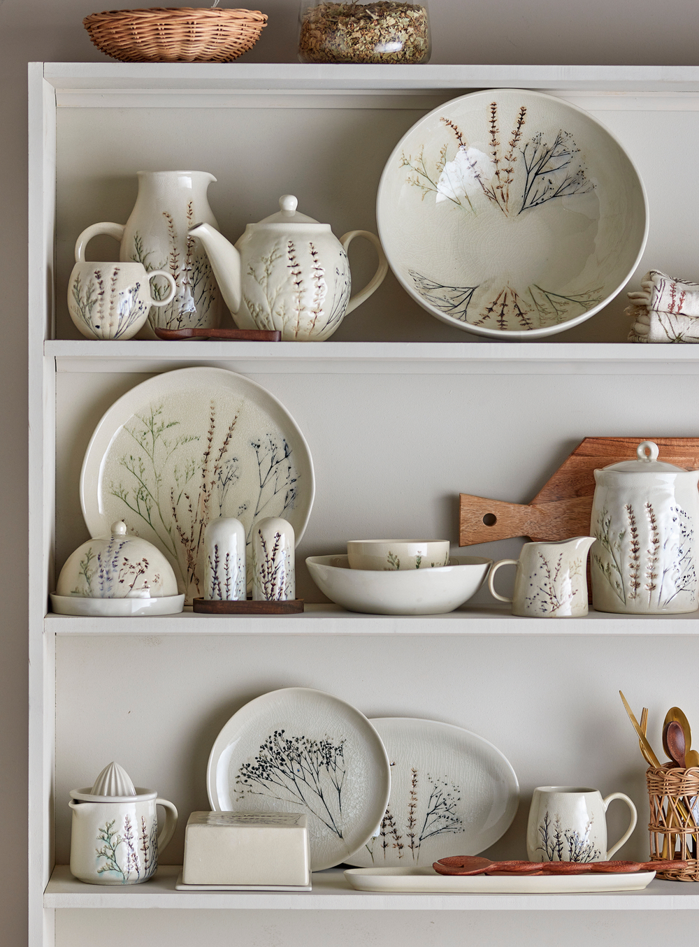 Teekanne aus Steingut mit handdekorierten Blumen