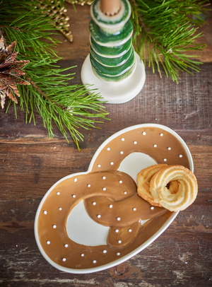 Brezel-Servierplatte in braun aus Steingut