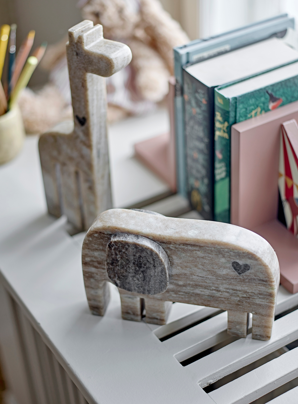 Elefantenfigur aus natürlichem Marmor mit Herz