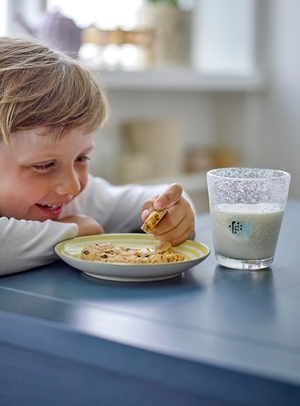 Klares Trinkglas mit blauen Fischen – mundgeblasen