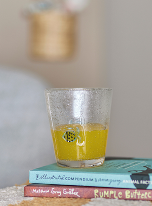 Klares Trinkglas mit blauen Fischen – mundgeblasen