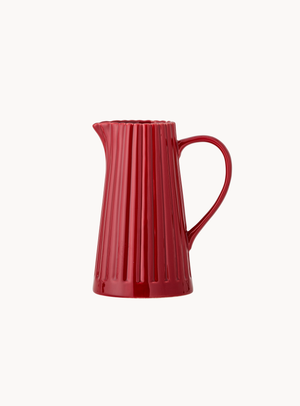 Roter Steingut-Krug mit vertikaler Struktur