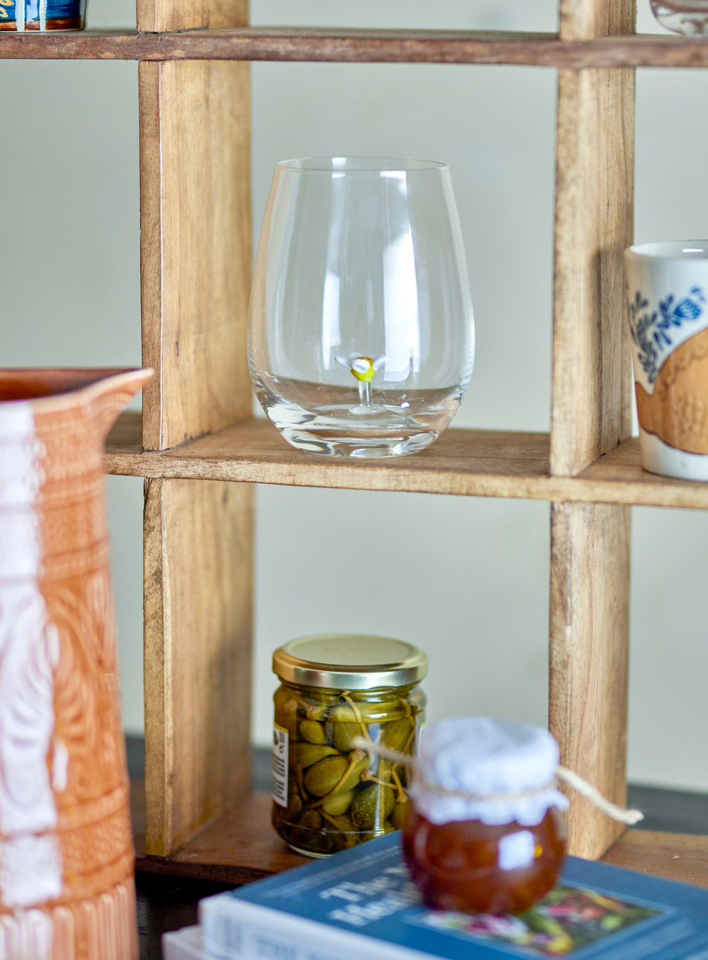 Klares Trinkglas mit Blumen-Dekor – mundgeblasen