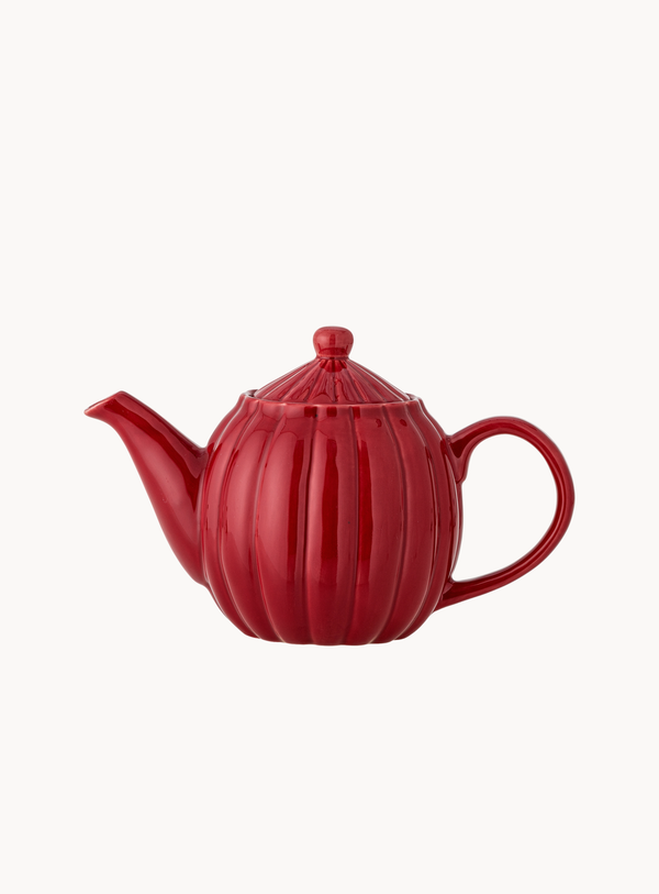 Rote Steingut-Teekanne mit vertikaler Struktur