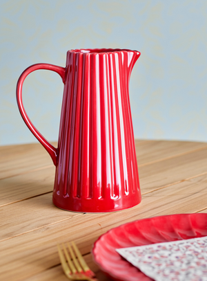 Roter Steingut-Krug mit vertikaler Struktur