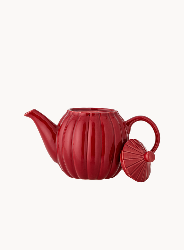Rote Steingut-Teekanne mit vertikaler Struktur
