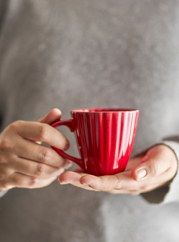 Roter Steingut-Becher mit durchgefärbter Glasur