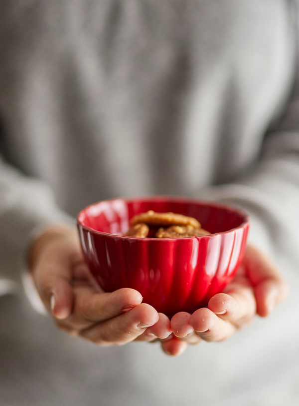 Rote Steingut-Schale mit durchgefärbter Glasur