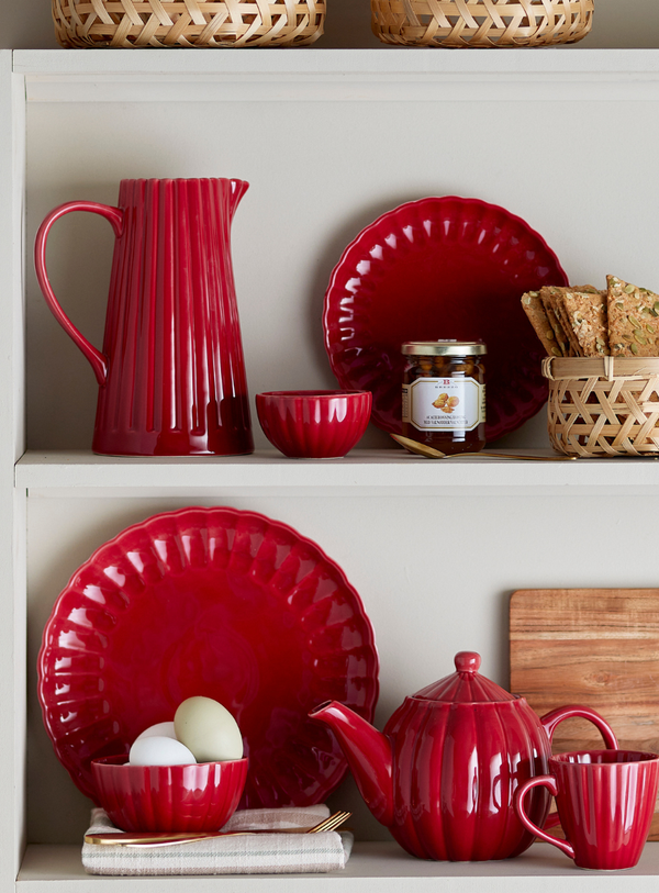 Roter Steingut-Becher mit durchgefärbter Glasur