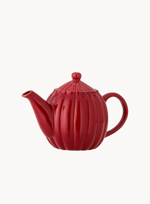 Rote Steingut-Teekanne mit vertikaler Struktur