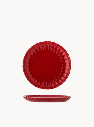 Roter Steingut-Teller mit gewelltem Rand