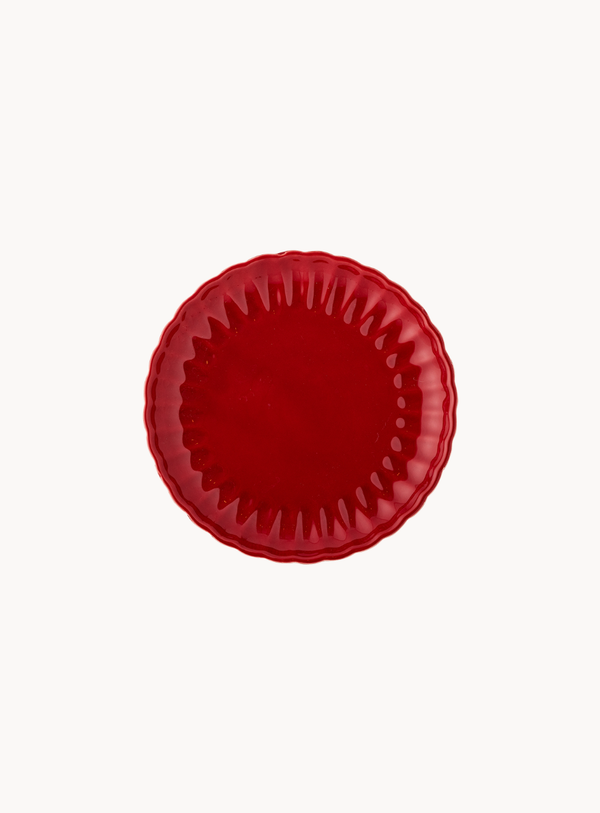 Roter Steingut-Teller mit gewelltem Rand