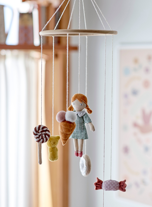 Baumwoll-Mobile in Braun mit Mädchen- und Bonbonmotiven