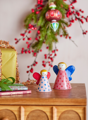 Engelsfiguren in bunt aus Steingut