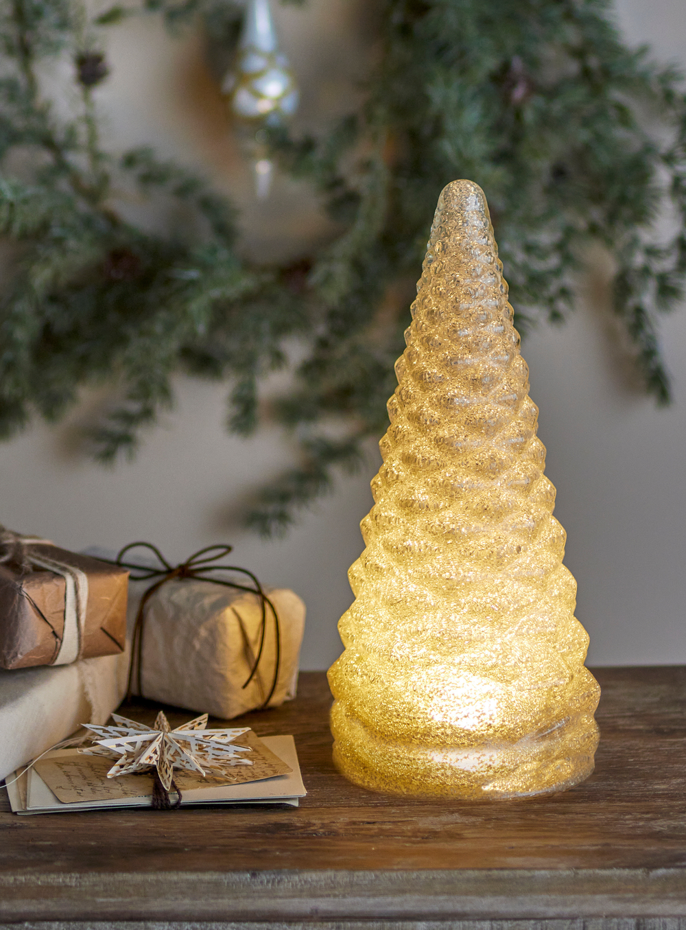 Deko-Weihnachtsbaum in weiß aus recyceltem Glas