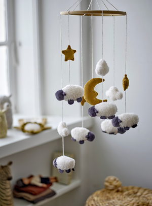 Weißes Mobile mit weichen Schafen