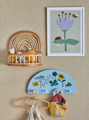 Bunte Kinderzimmer-Illustration im Kiefernrahmen