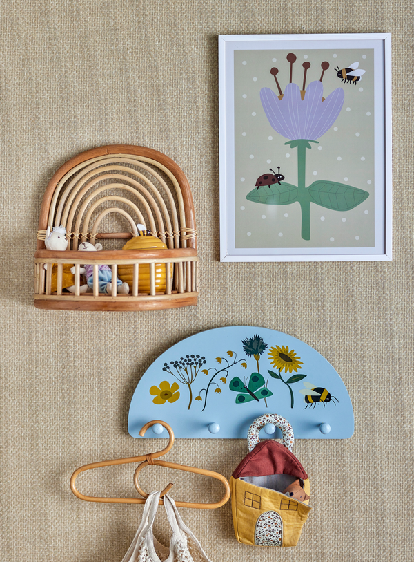 Bunte Kinderzimmer-Illustration im Kiefernrahmen