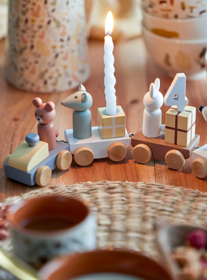 Bunter Geburtstagszug aus FSC®-Holz