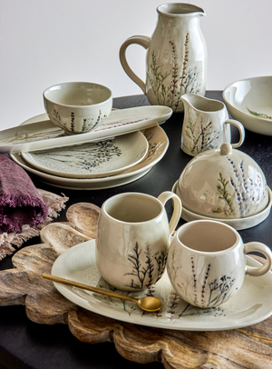 Butterdose aus Steingut mit handdekorierten Blumen