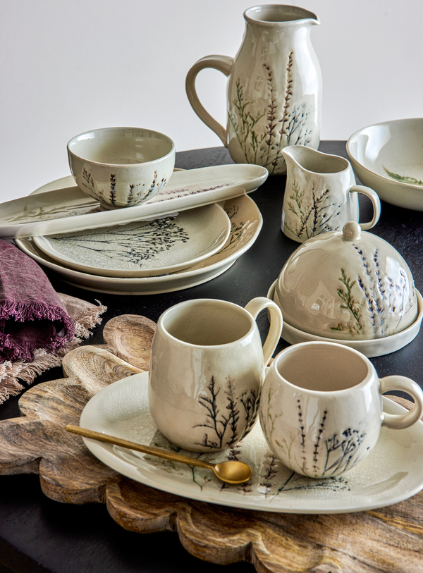 Butterdose aus Steingut mit handdekorierten Blumen