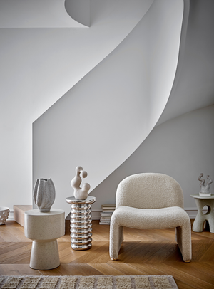 Bouclé-Loungesessel in Natur mit skulpturaler Form