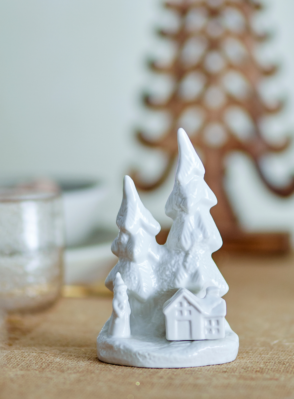 Dekofigur in weiß aus Steingut