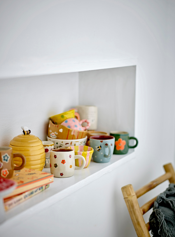 Bunte Steingut-Tasse mit handgemalten Blumen