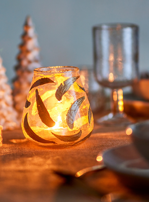 Teelichthalter mit goldfarbenen Blättern aus recyceltem Glas