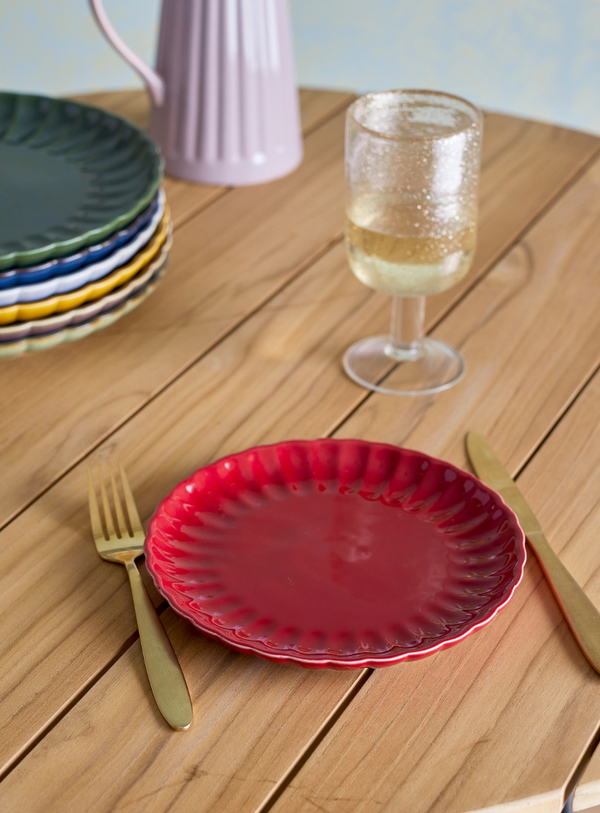 Roter Steingut-Teller mit gewelltem Rand