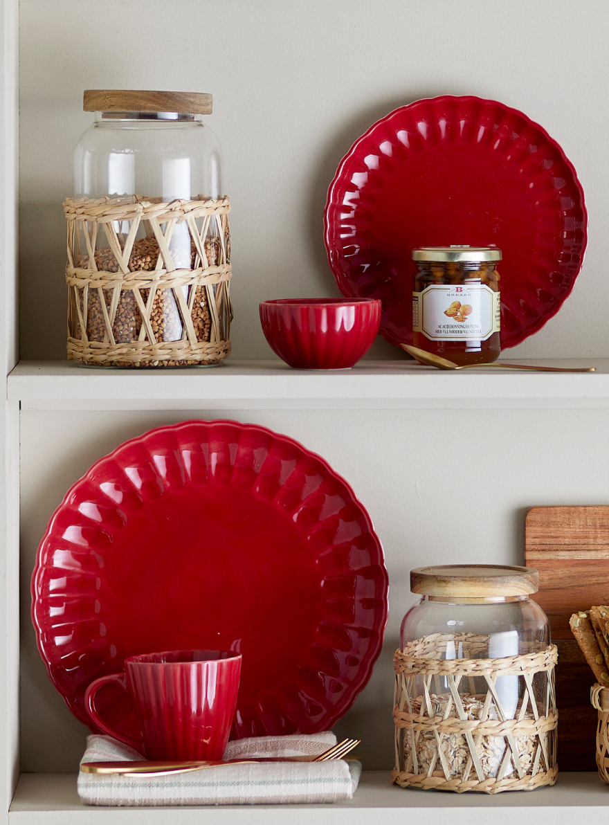 Roter Steingut-Teller mit gewelltem Rand