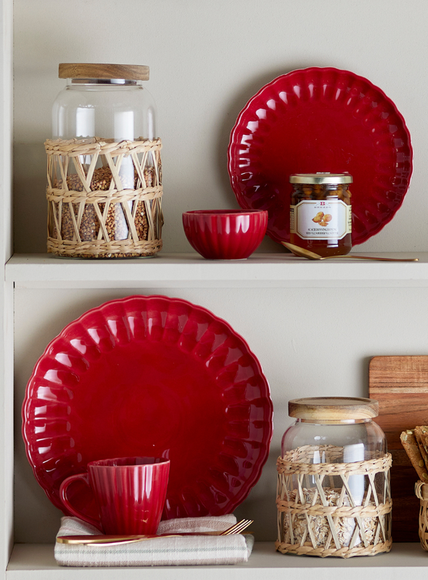 Roter Steingut-Teller mit gewelltem Rand