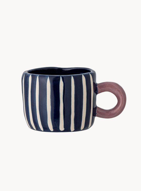 Handbemalte Steingut-Tasse mit Streifen und rosafarbenem Henkel